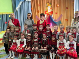 🎉 Сегодня прошел особенно тёплый и радостный 🍂 праздник, связанный сразу с несколькими значимыми датами: осенним настроением, Днем Народного Единства 🇷🇺 и 105-летием Удмуртской Республики 🗻.